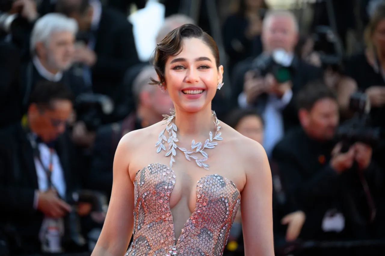 ชมพู่ อารยา ทำพรมแดงคานส์ไฟลุก สวยเฉิดฉายในงาน ลุคนี้คือปังมาก 