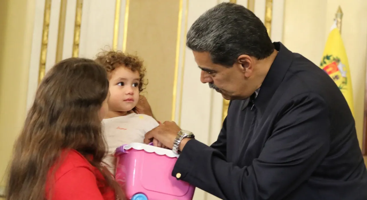 ชื่นมื่น ด.ญ.ชาวเวเนซูเอลาวัย 2 ขวบที่ถูกสหรัฐฯพรากจากพ่อแม่ ถูกส่งกลับประเทศแล้ว