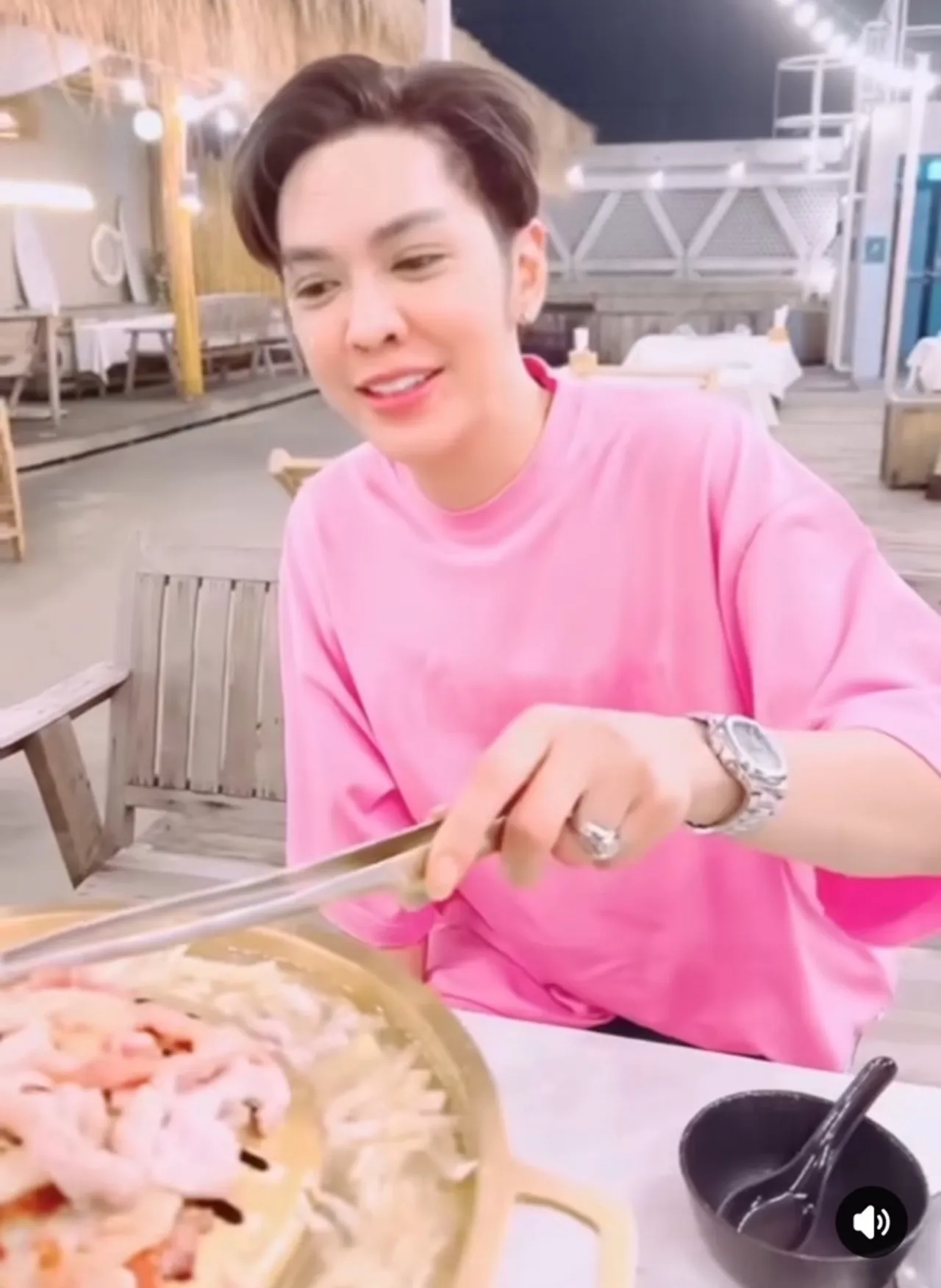 ดัง พันกร ไม่ได้แอ๊บ เพิ่งเคยกินหมูกระทะครั้งแรกจริงๆ เลยถ่ายไว้เป็นที่ระลึก