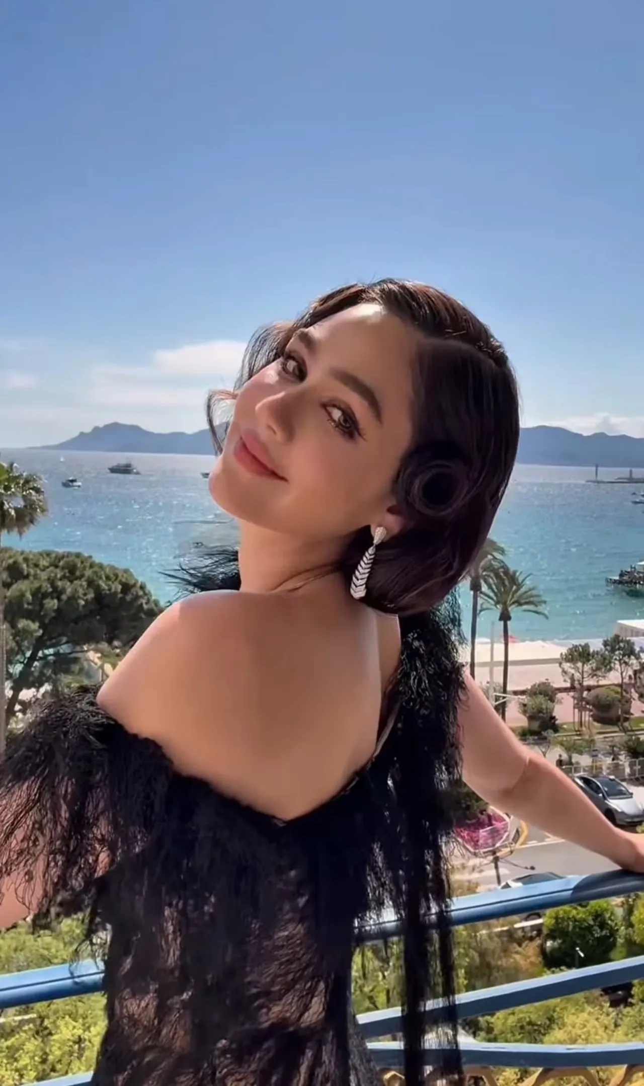 ชมพู่ อารยา เสิร์ฟลุควันที่ 2 พรมแดงคานส์ 2025 สวยฉ่ำสมมงควีนออฟคานส์