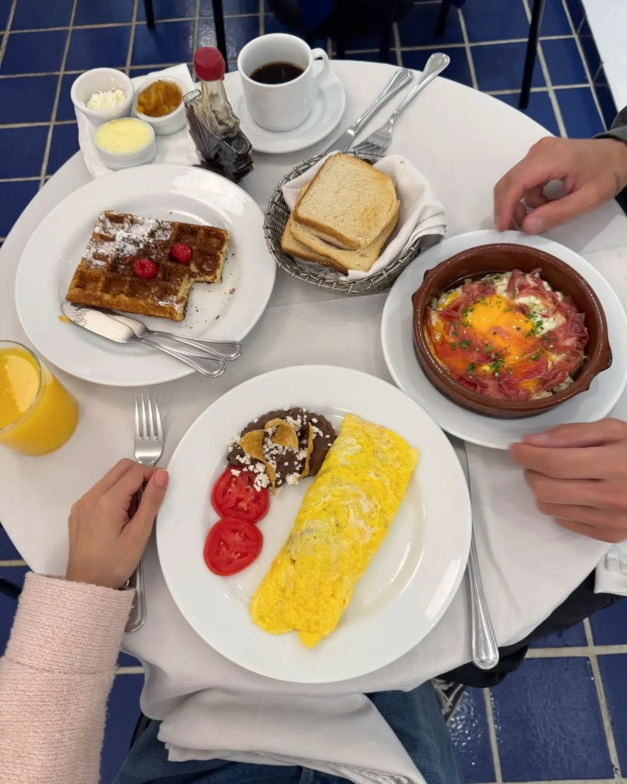 เต้ย จรินทร์พร เที่ยวเม็กซิโก แต่คนโฟกัสไปกับใคร หลังเห็นภาพรอยสักที่ข้อมือ