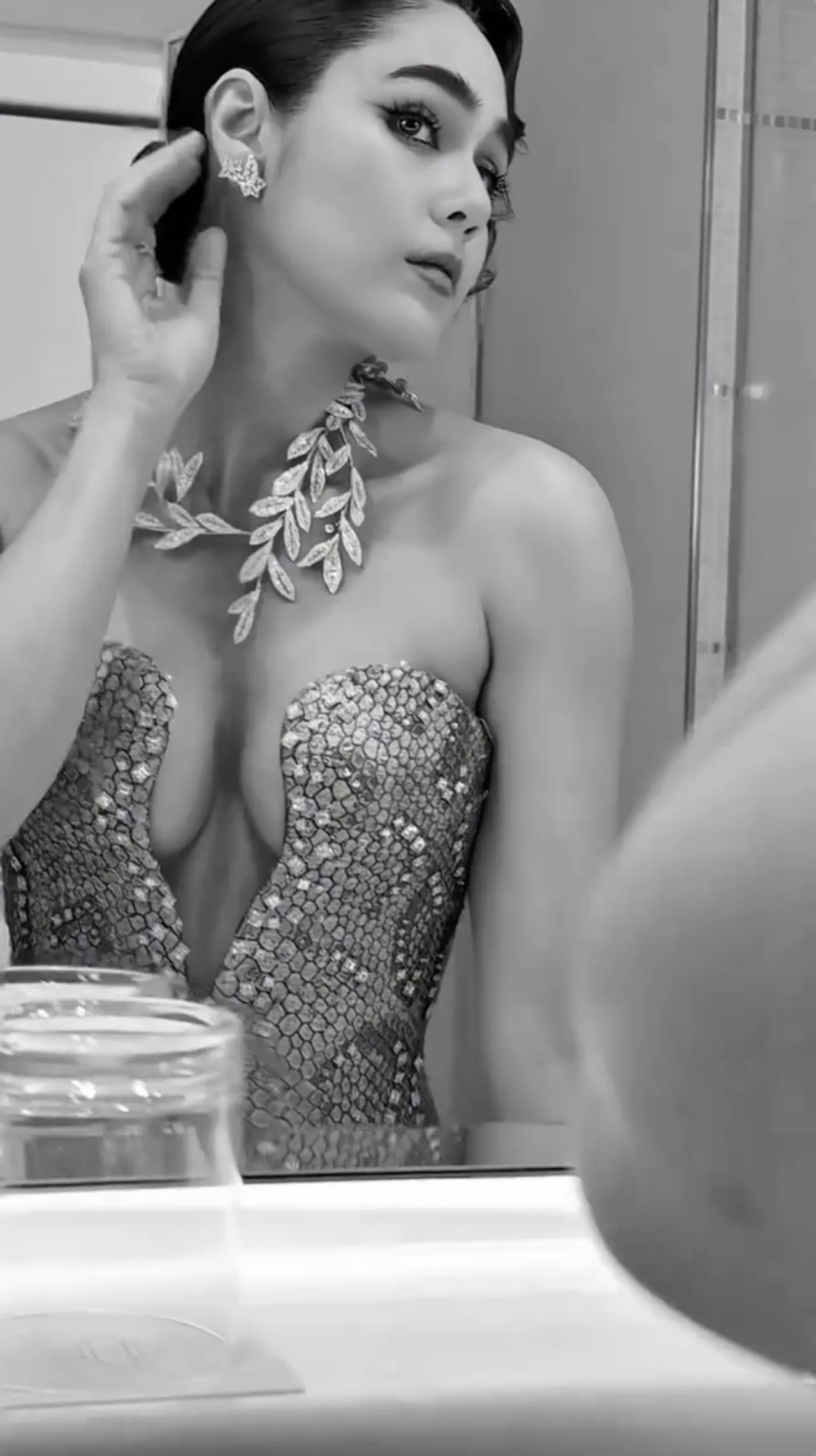 แม่ก็คือแม่ ชมพู่ อารยา เสิร์ฟแล้ว ลุคแรกพรมแดงคานส์ 2025 สวยหรูดูแพงเว่อร์