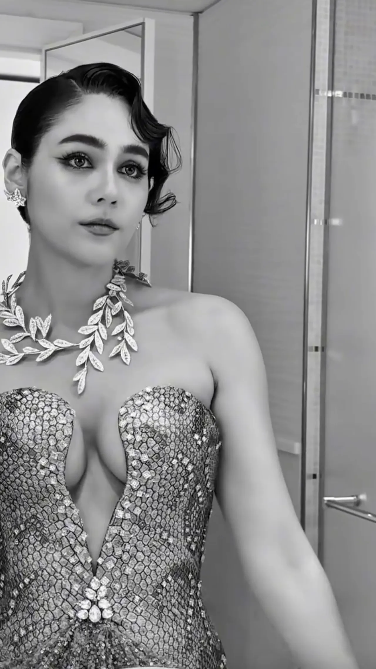 แม่ก็คือแม่ ชมพู่ อารยา เสิร์ฟแล้ว ลุคแรกพรมแดงคานส์ 2025 สวยหรูดูแพงเว่อร์