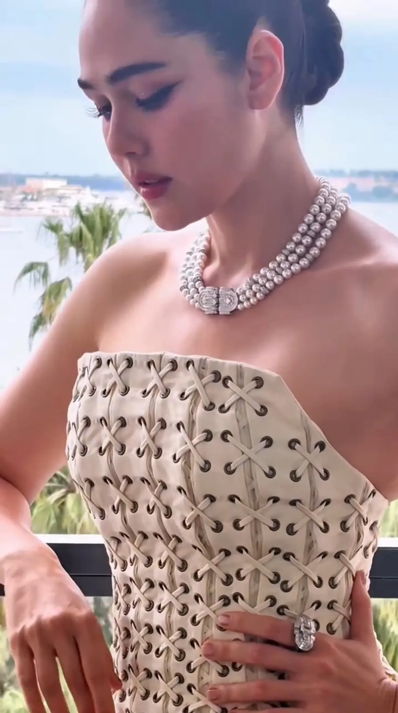 ชมพู่ อารยา เปิดตัวลุค 3 ก่อนเดินพรมแดงคานส์ 2025 ลุคนี้สวยจึ้งใจมาก (คลิป)