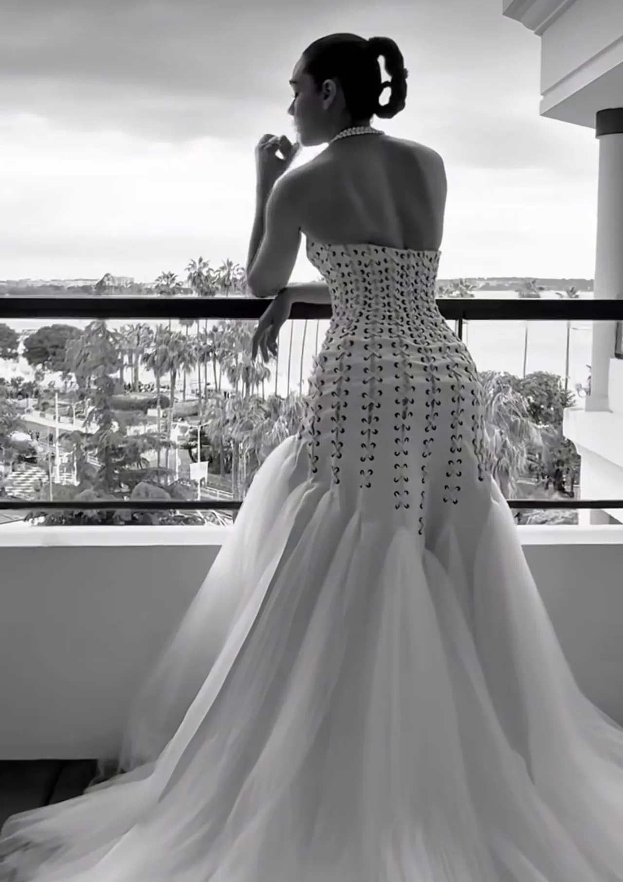 ชมพู่ อารยา เปิดตัวลุค 3 ก่อนเดินพรมแดงคานส์ 2025 ลุคนี้สวยจึ้งใจมาก (คลิป)