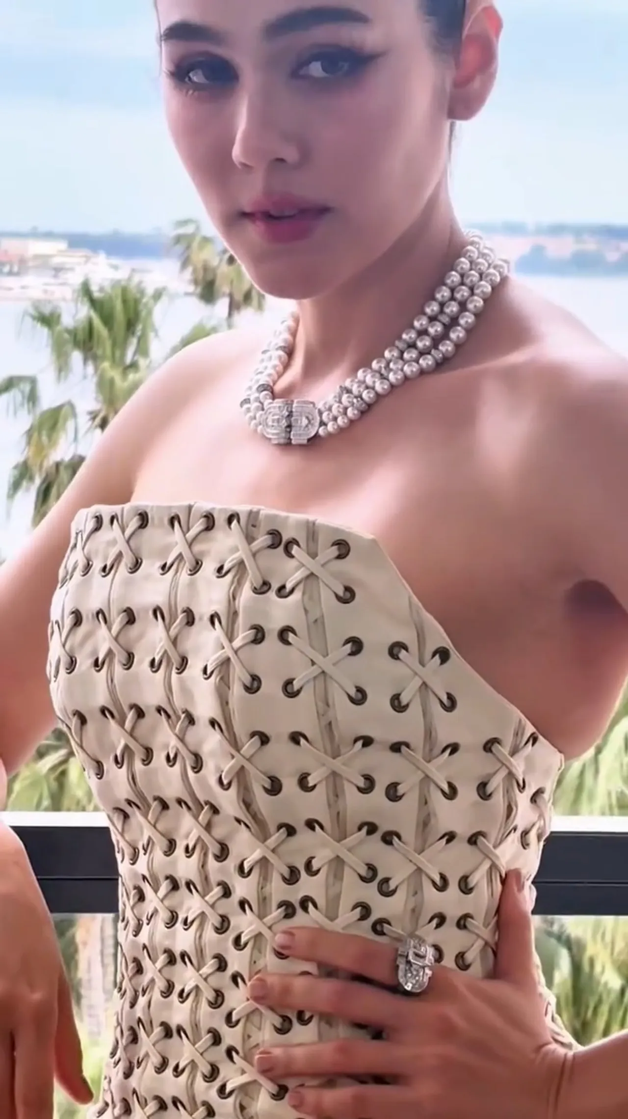 ชมพู่ อารยา เปิดตัวลุค 3 ก่อนเดินพรมแดงคานส์ 2025 ลุคนี้สวยจึ้งใจมาก (คลิป)