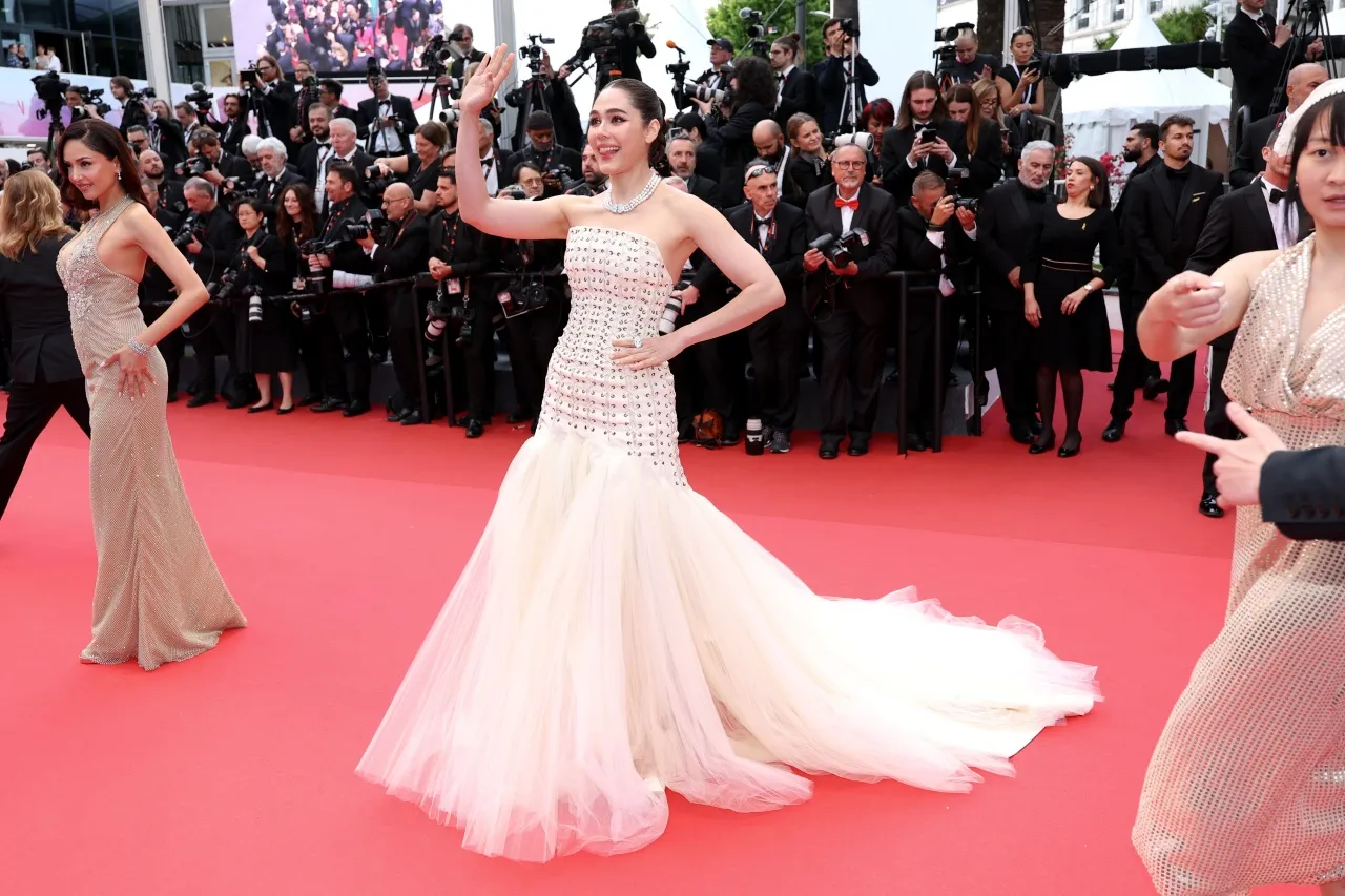 ชมพู่ อารยา เฉิดฉายกับลุค 3 เดินพรมแดงเมืองคานส์ 2025 สวยหวานสะกดใจ