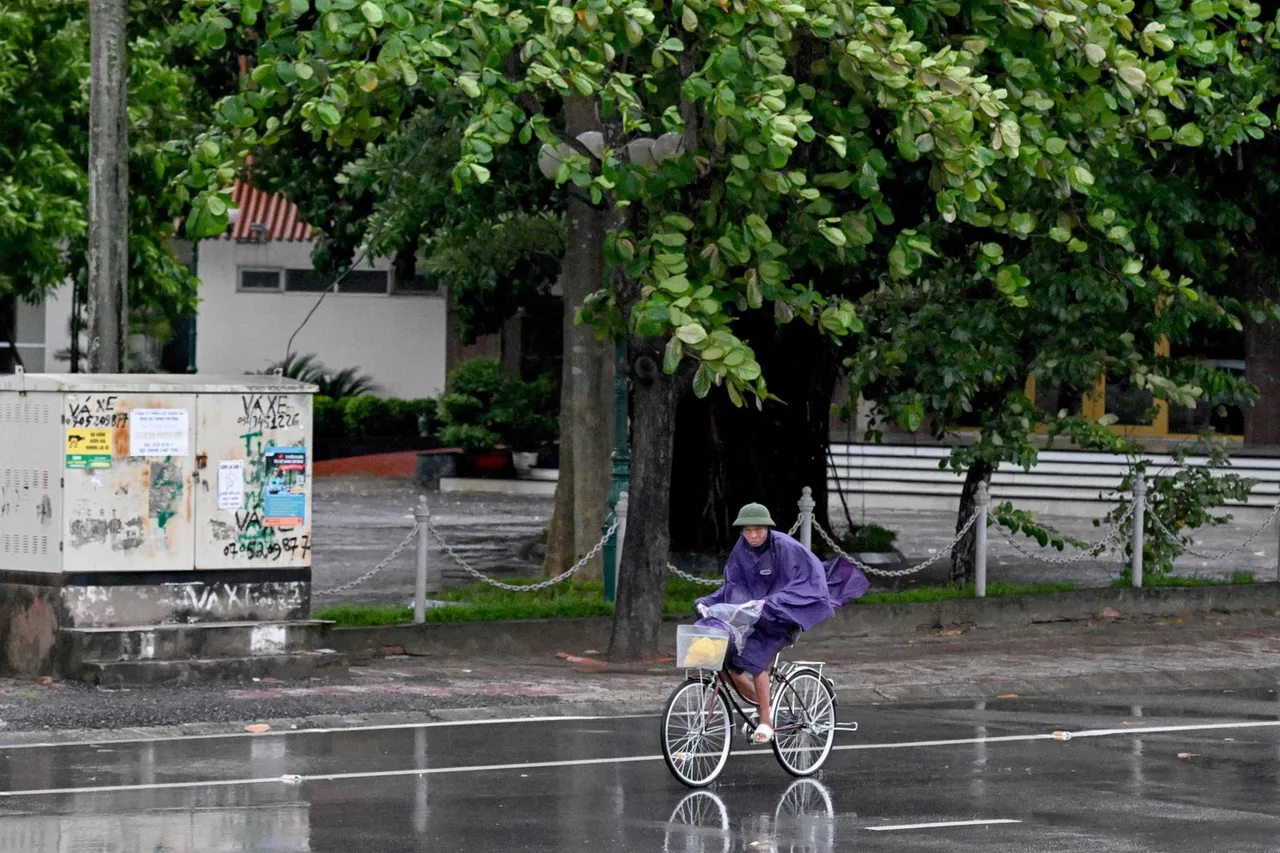 เวียดนามสั่งปิดสนามบิน รับมือไต้ฝุ่นคาจิกิ ถล่มชายฝั่งตอนกลางประเทศบ่ายวันนี้