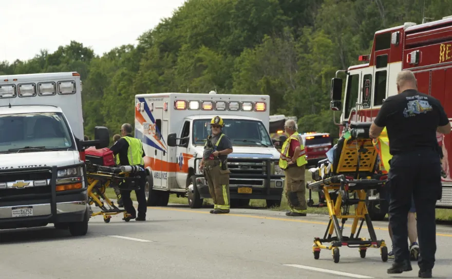 รถบัสนทท.พลิกคว่ำที่นิวยอร์ก ดับ 5 ศพ เจ็บหลายสิบ