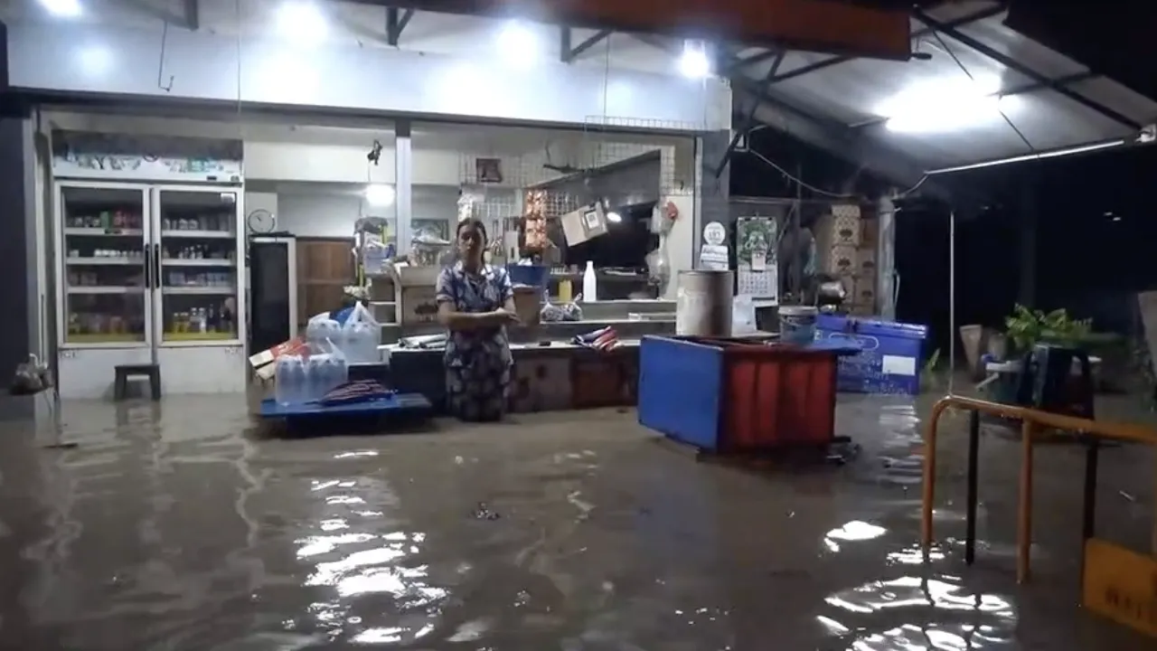 ฝนถล่มเชียงใหม่กว่า 2 ชม. ทำน้ำป่าจากดอยสุเทพหลากท่วม "ชุมชนช่างเคี่ยน" กลางดึก