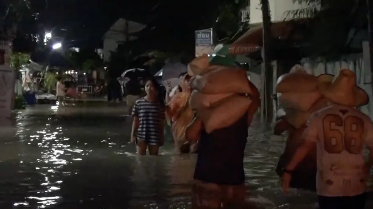 ฝนถล่มเชียงใหม่กว่า 2 ชม. ทำน้ำป่าจากดอยสุเทพหลากท่วม "ชุมชนช่างเคี่ยน" กลางดึก