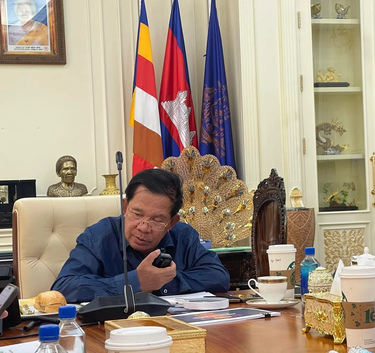 กัมพูชาโพสต์ภาพ ฮุน เซน นั่งโต๊ะให้คำปรึกษากองทัพ โวทำงานไม่ได้พัก