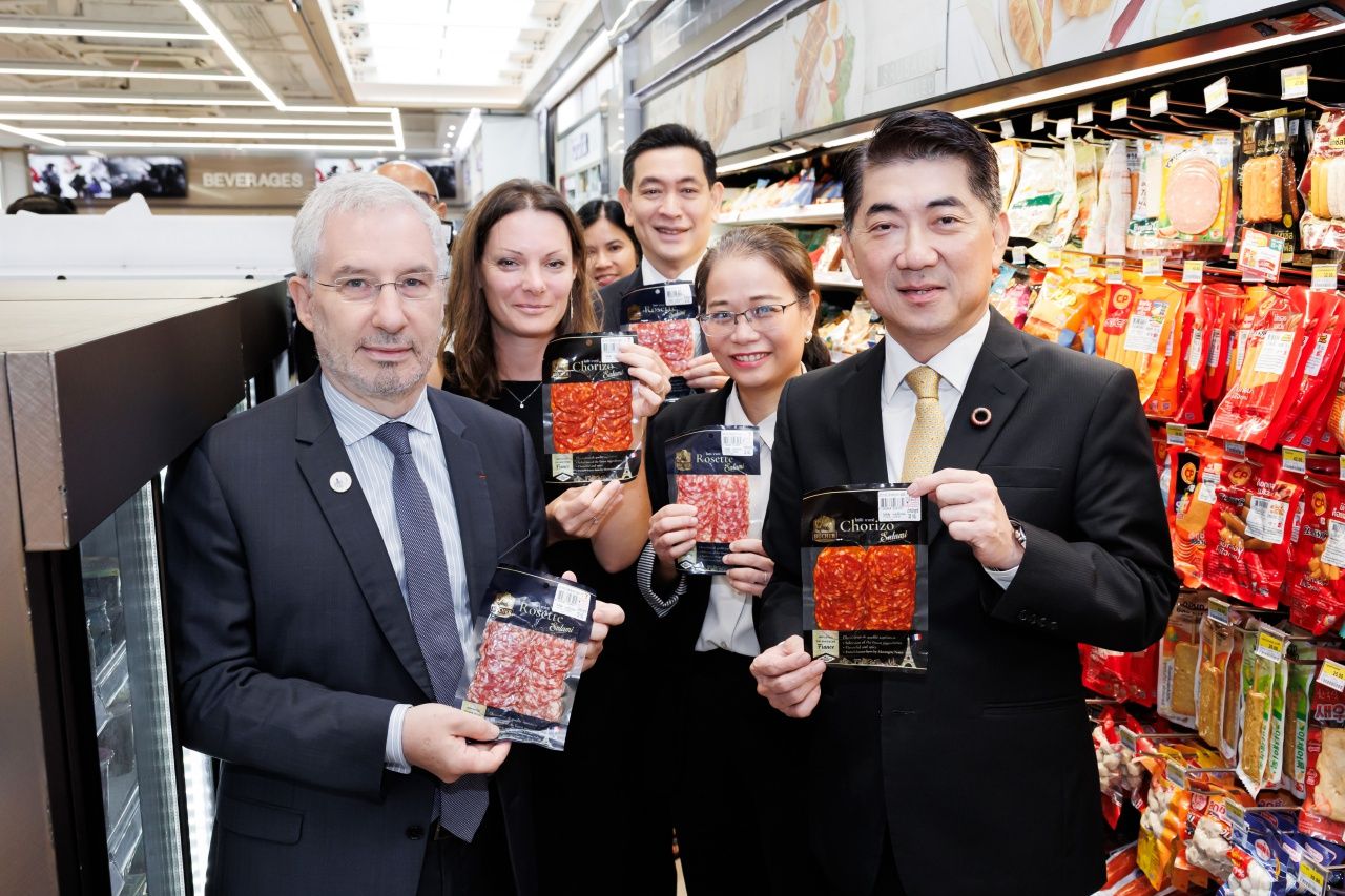 นายฌ็อง-โกลด ปวงเบิฟ เอกอัครราชทูตฝรั่งเศสประจำประเทศไทย และนายประสิทธิ์ บุญดวงประเสริฐ ประธานคณะผู้บริหาร ซีพีเอฟ พร้อมคณะผู้บริหารซีพีเอฟ ร่วมเปิดตัว Bucher Salami & Choriz