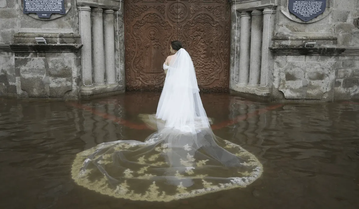 บทพิสูจน์รัก คู่รักฟิลิปปินส์ลั่นระฆังแต่งงานกลางน้ำท่วม