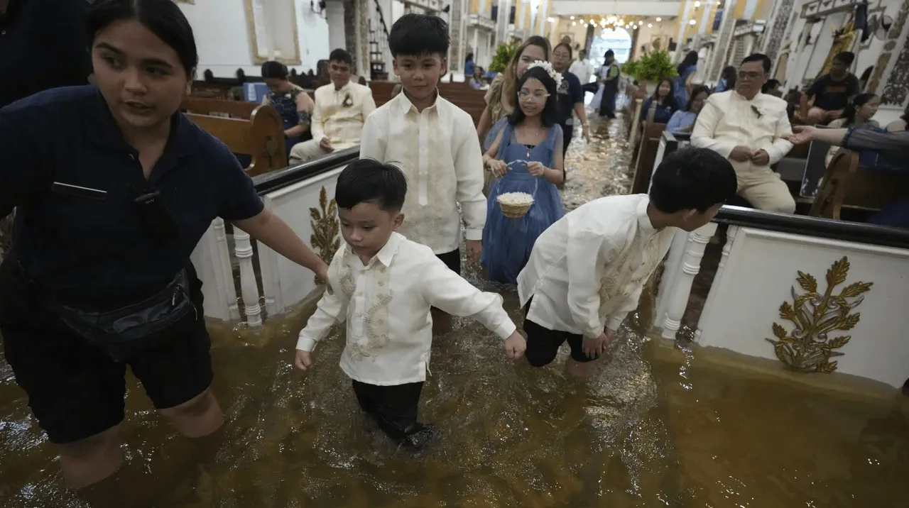 บทพิสูจน์รัก คู่รักฟิลิปปินส์ลั่นระฆังแต่งงานกลางน้ำท่วม