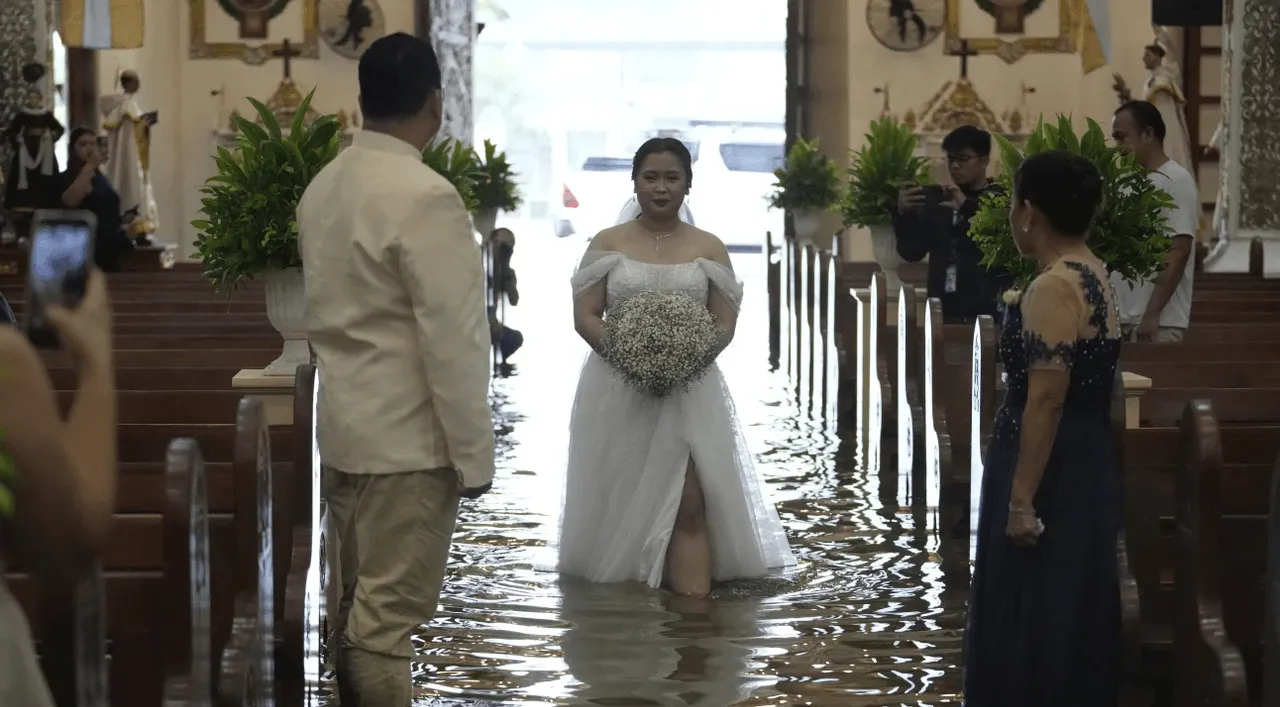 บทพิสูจน์รัก คู่รักฟิลิปปินส์ลั่นระฆังแต่งงานกลางน้ำท่วม