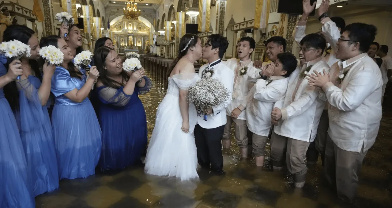 บทพิสูจน์รัก คู่รักฟิลิปปินส์ลั่นระฆังแต่งงานกลางน้ำท่วม