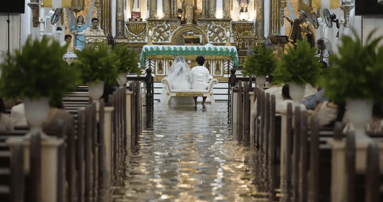 บทพิสูจน์รัก คู่รักฟิลิปปินส์ลั่นระฆังแต่งงานกลางน้ำท่วม