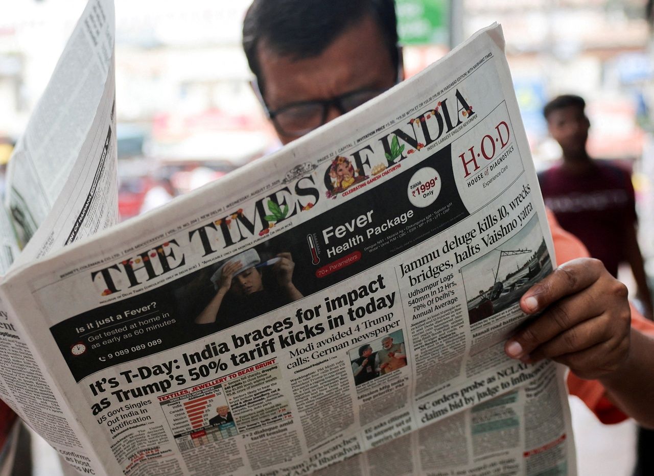 ชาวอินเดียอ่านข่าวทรัมป์กำลังจะบังคับใช้กำแพงภาษี 50% กับสินค้าส่งออกของพวกเขา
