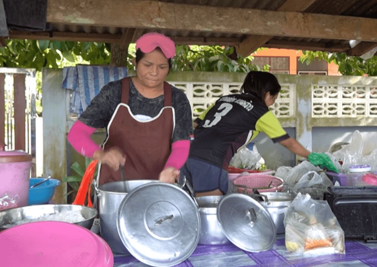  วิภารัตน์ เมืองสง (พี่รัตน์) อายุ 45 ปี เจ้าของร้าน