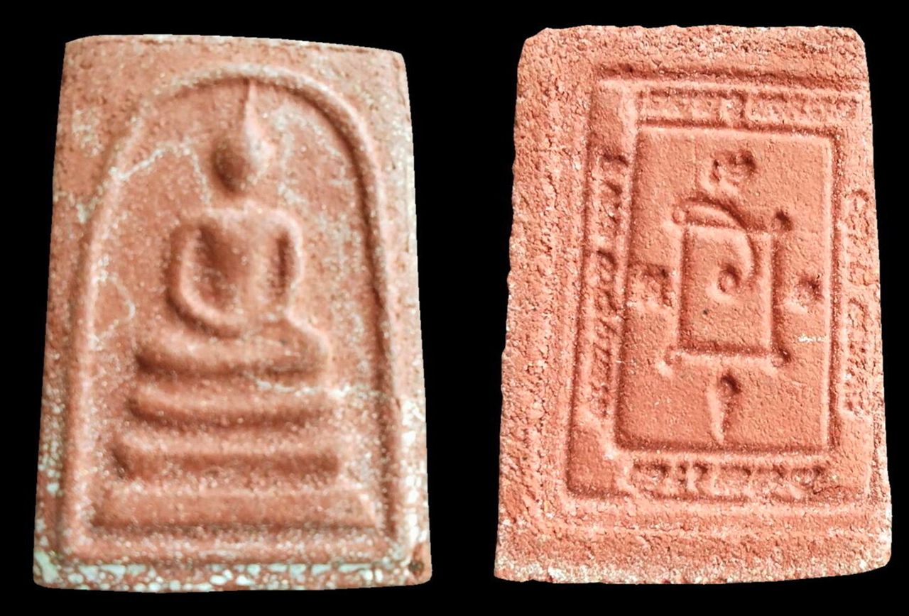 พระสมเด็จรุ่นแรก พ.ศ.๒๕๑๔ พิมพ์ใหญ่ เนื้อแดง พระครูญาณวิลาศ (แดง) วัดเขาบันไดอิฐ ของ ลีโอ โชติธรรม์. 