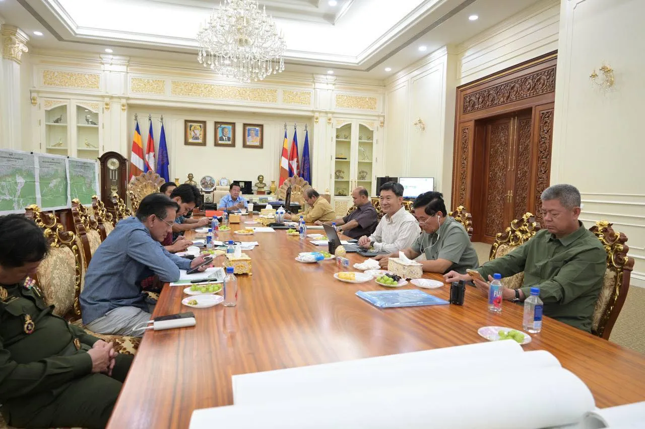 ฮุน เซน โพสต์รูป จิบกาแฟนั่งเฝ้าจอทั้งคืน ติดตามสถานการณ์แนวหน้า