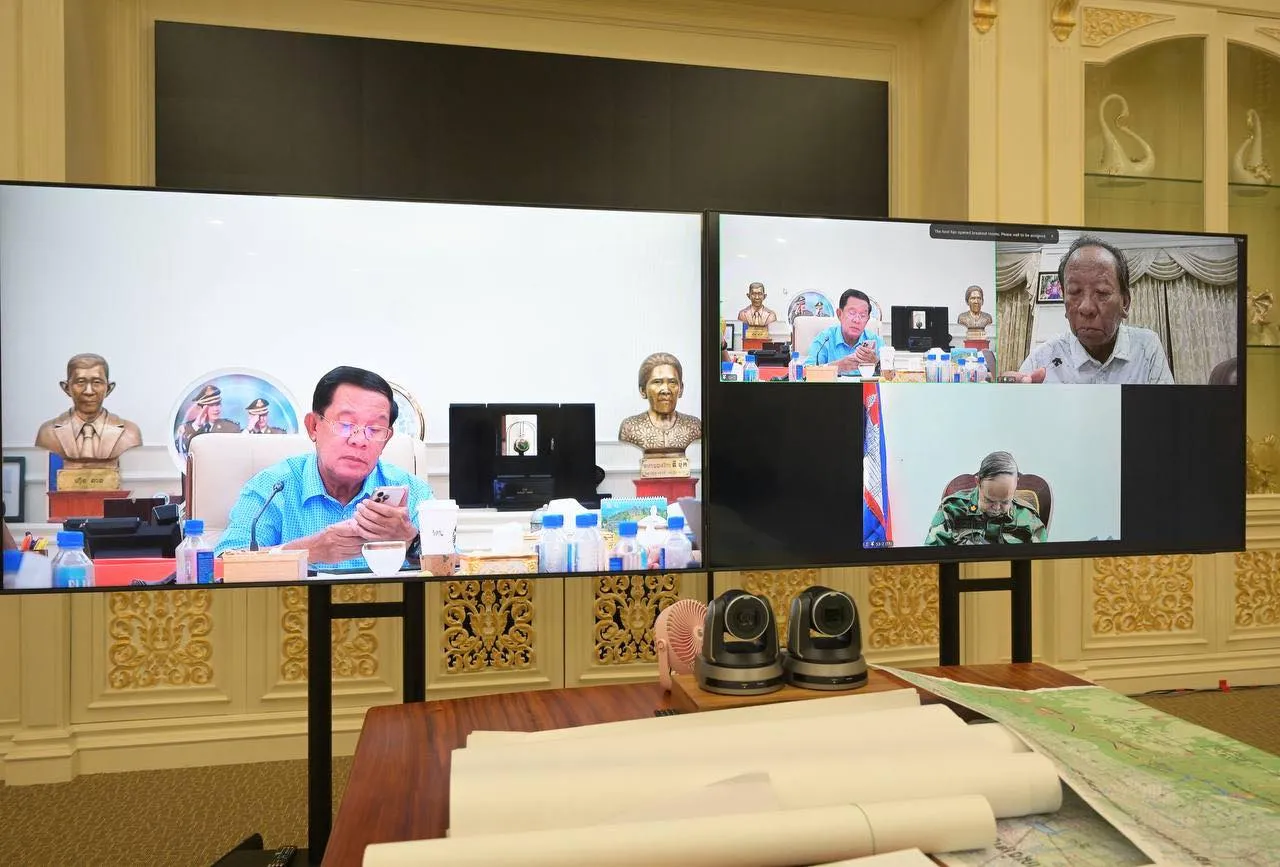 ฮุน เซน โพสต์รูป จิบกาแฟนั่งเฝ้าจอทั้งคืน ติดตามสถานการณ์แนวหน้า