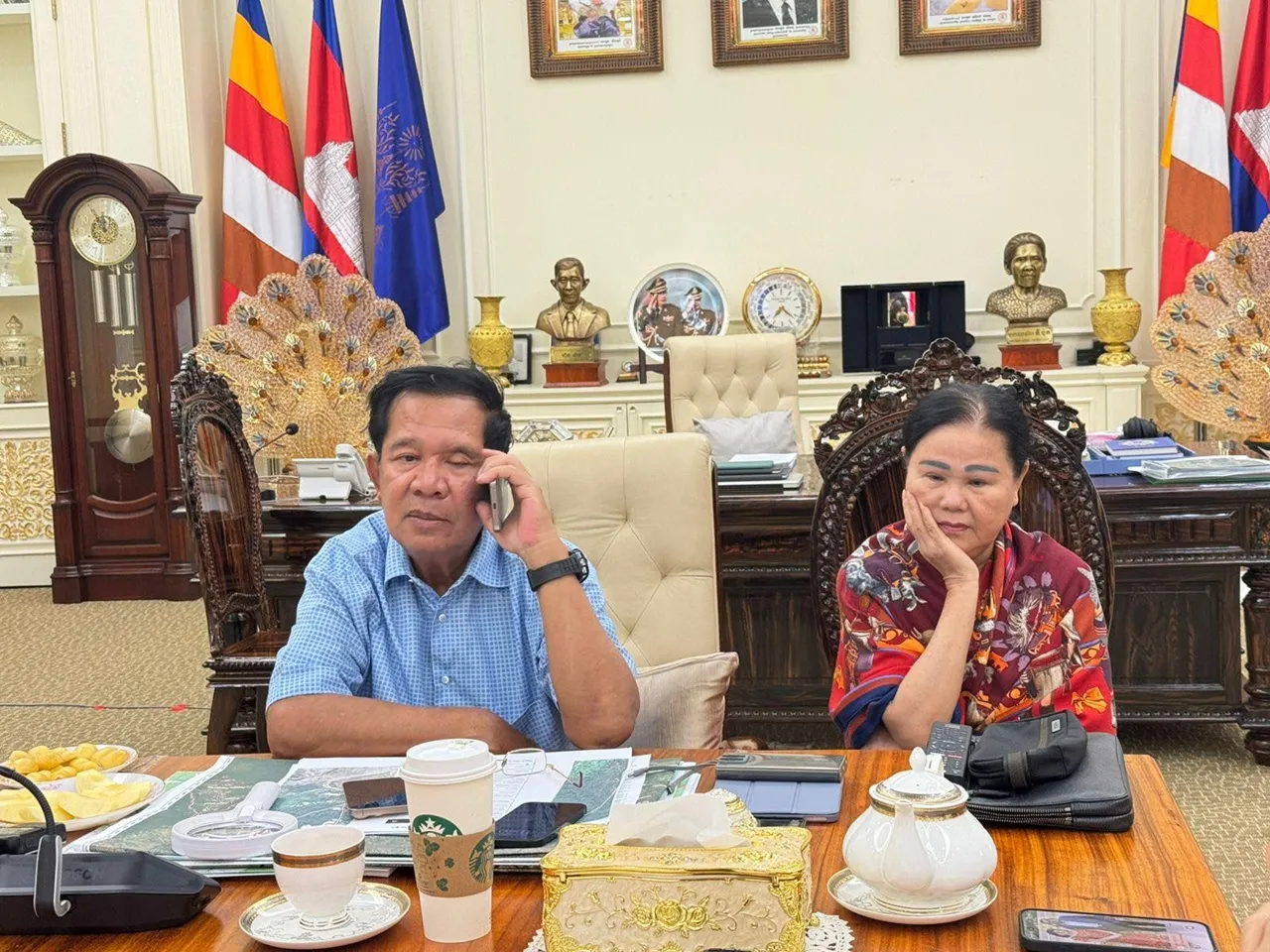 ฮุน เซน โพสต์รูป จิบกาแฟนั่งเฝ้าจอทั้งคืน ติดตามสถานการณ์แนวหน้า