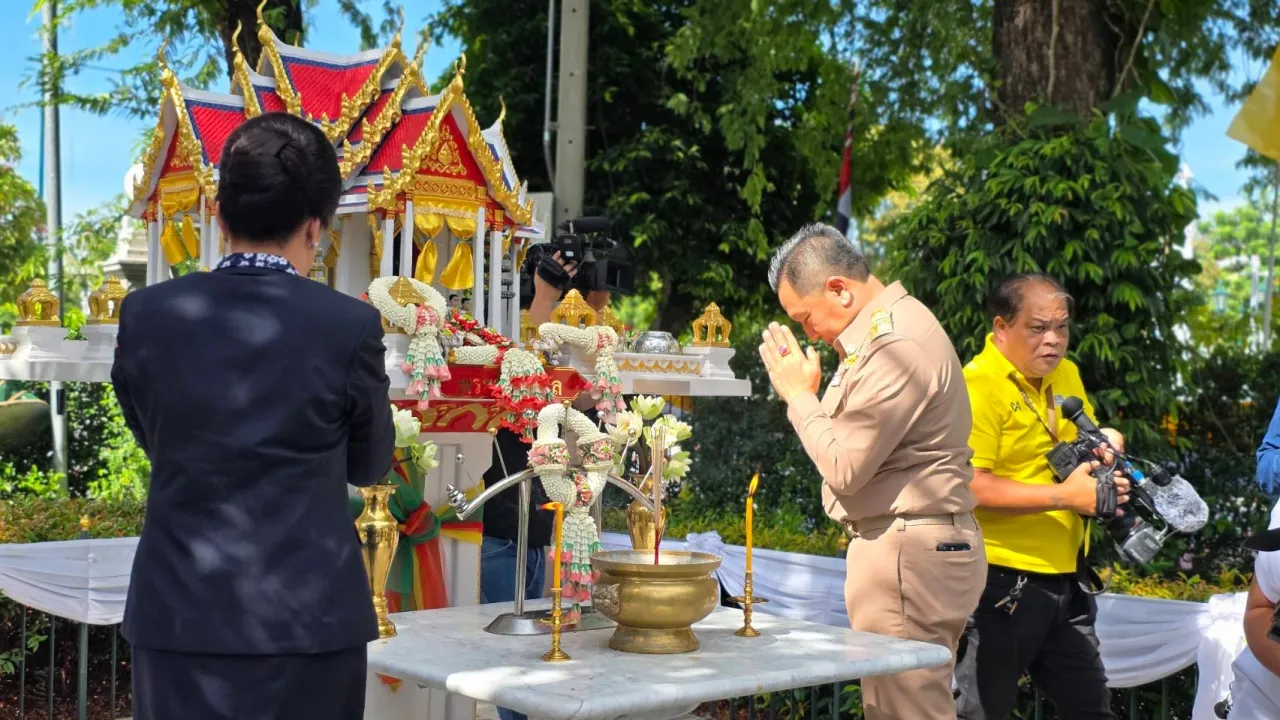 “นิรัตน์” อธิบดีกรมการปกครองคนใหม่ ถือฤกษ์ดีสักการะสิ่งศักดิ์สิทธิ์ ก.มหาดไทย