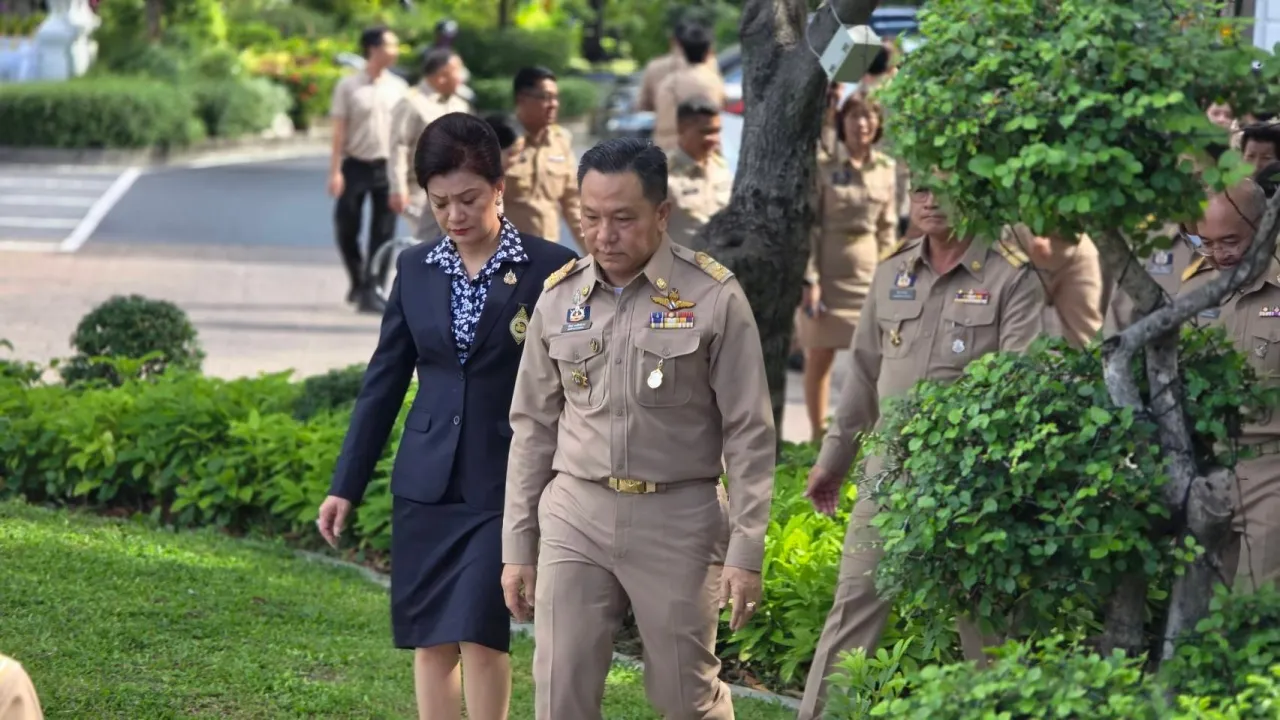 “นิรัตน์” อธิบดีกรมการปกครองคนใหม่ ถือฤกษ์ดีสักการะสิ่งศักดิ์สิทธิ์ ก.มหาดไทย