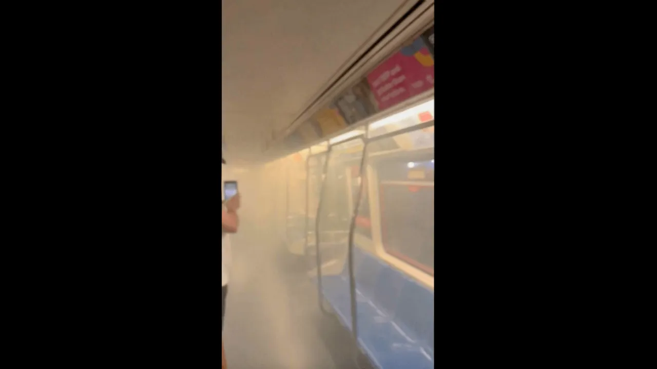 ระทึก! ไฟไหม้รถไฟใต้ดินในสหรัฐฯ ควันท่วมตู้โดยสาร ผู้โดยสารสำลักควัน 13 ราย (คลิป)