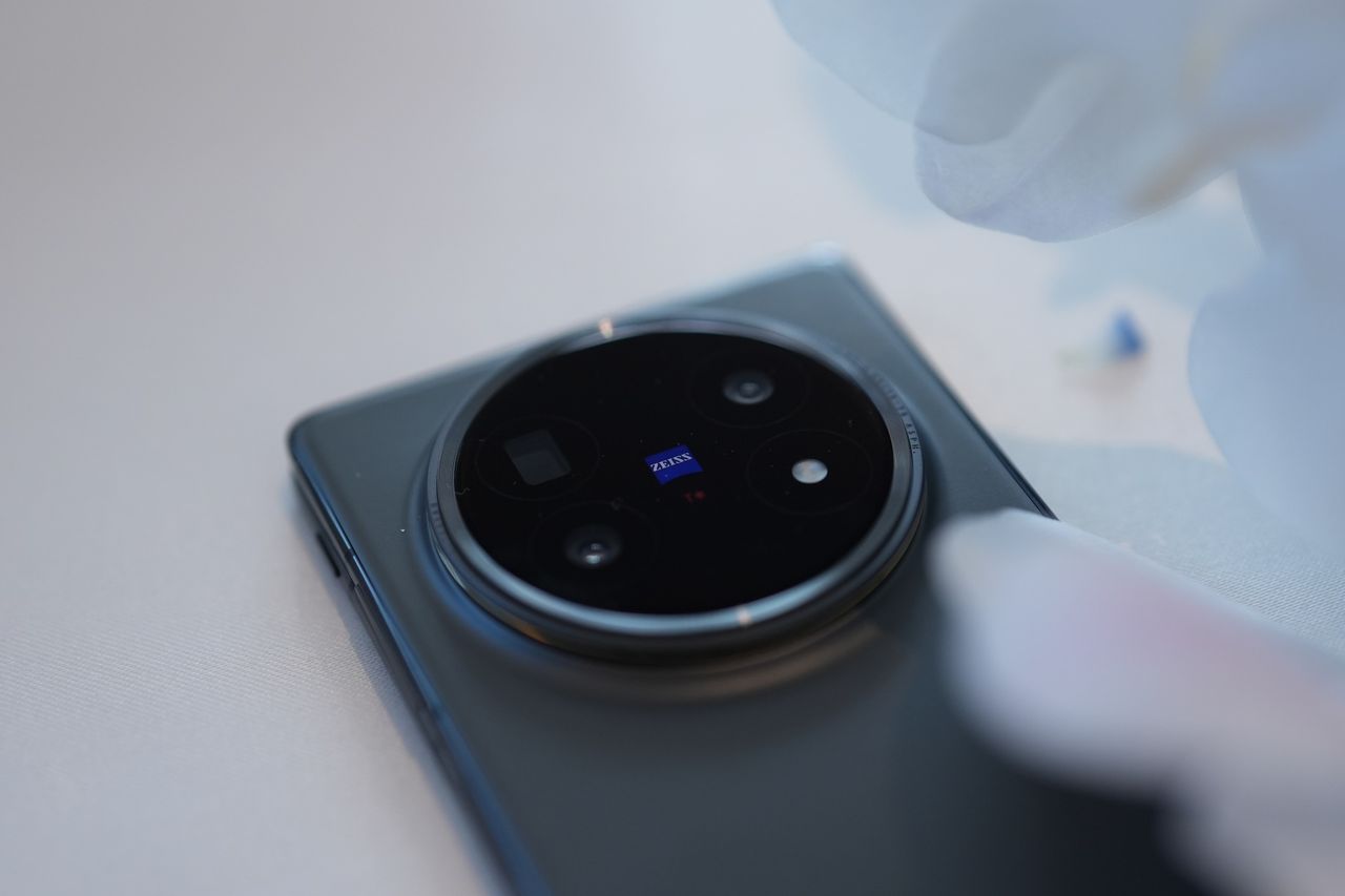 vivo X Fold5 ทำงานร่วมกับ ZEISS