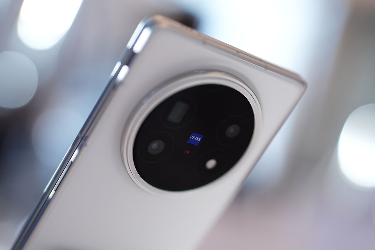 X Fold5 มีให้เลือกด้วยกัน 2 สี ได้แก่ Titanium Gray และ Feather White