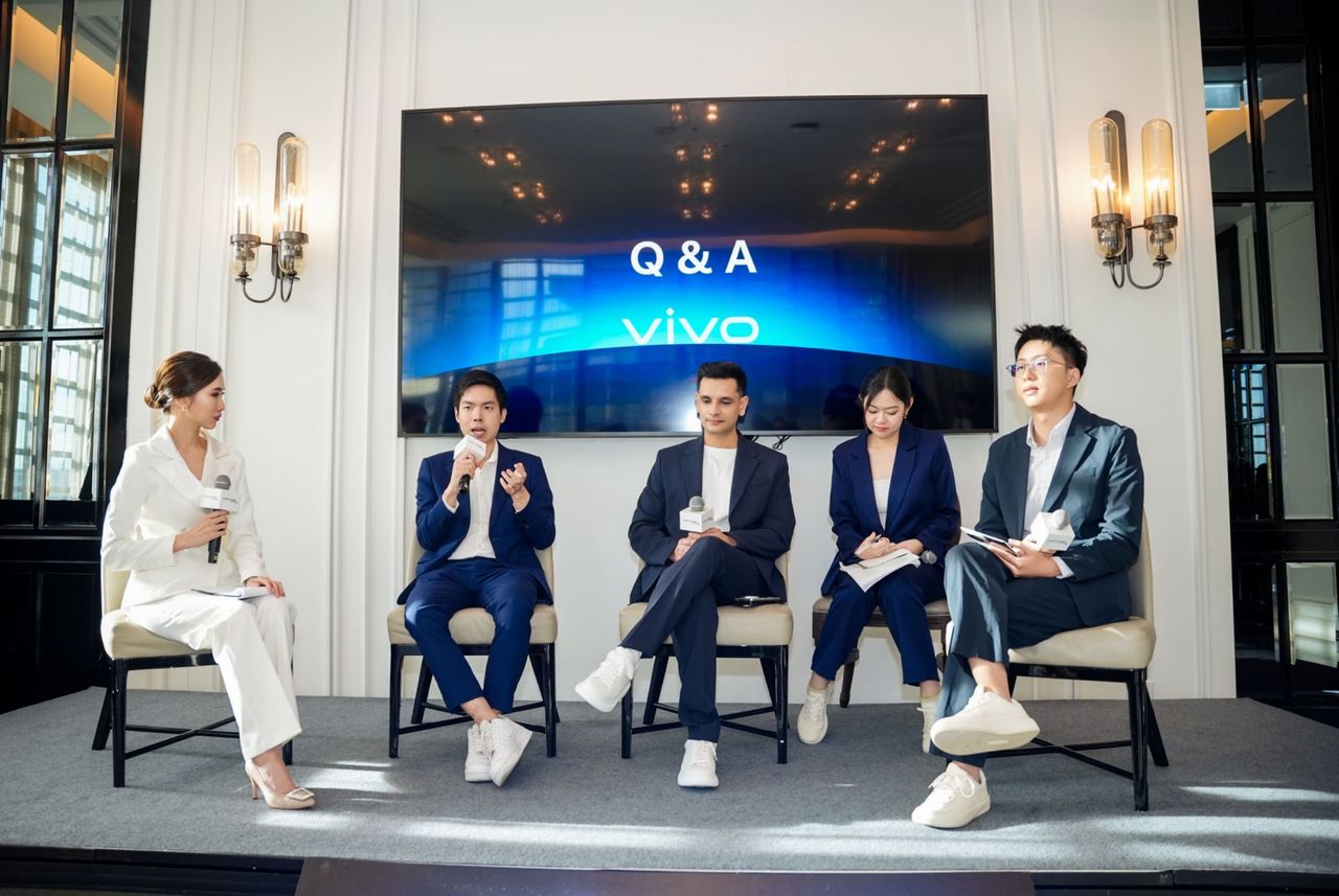 (ที่สองจากซ้าย) ภัทร โกมลฐิตินันท์ ผู้จัดการฝ่ายการตลาดผลิตภัณฑ์ วีโว่ ประเทศไทย, (คนกลาง) เคชาฟ ชุค ผู้จัดการอาวุโสฝ่ายผลิตภัณฑ์ วีโว่ ด้านการประมวลผลภาพ, (ขวาสุด) โจเซน โจว ผู้จัดการฝ่ายผลิตภัณฑ์ X Series ประจำภูมิภาคเอเชียตะวันออกเฉียงใต้