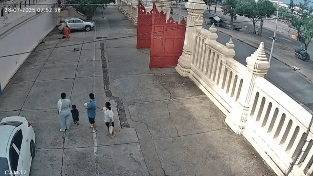 สะเทือนใจ หญิงขับรถเหยียบร่างคนนั่งในรั้วองค์พระปฐมเจดีย์ ก่อนเดินหาย 3 สะเทือนใจ