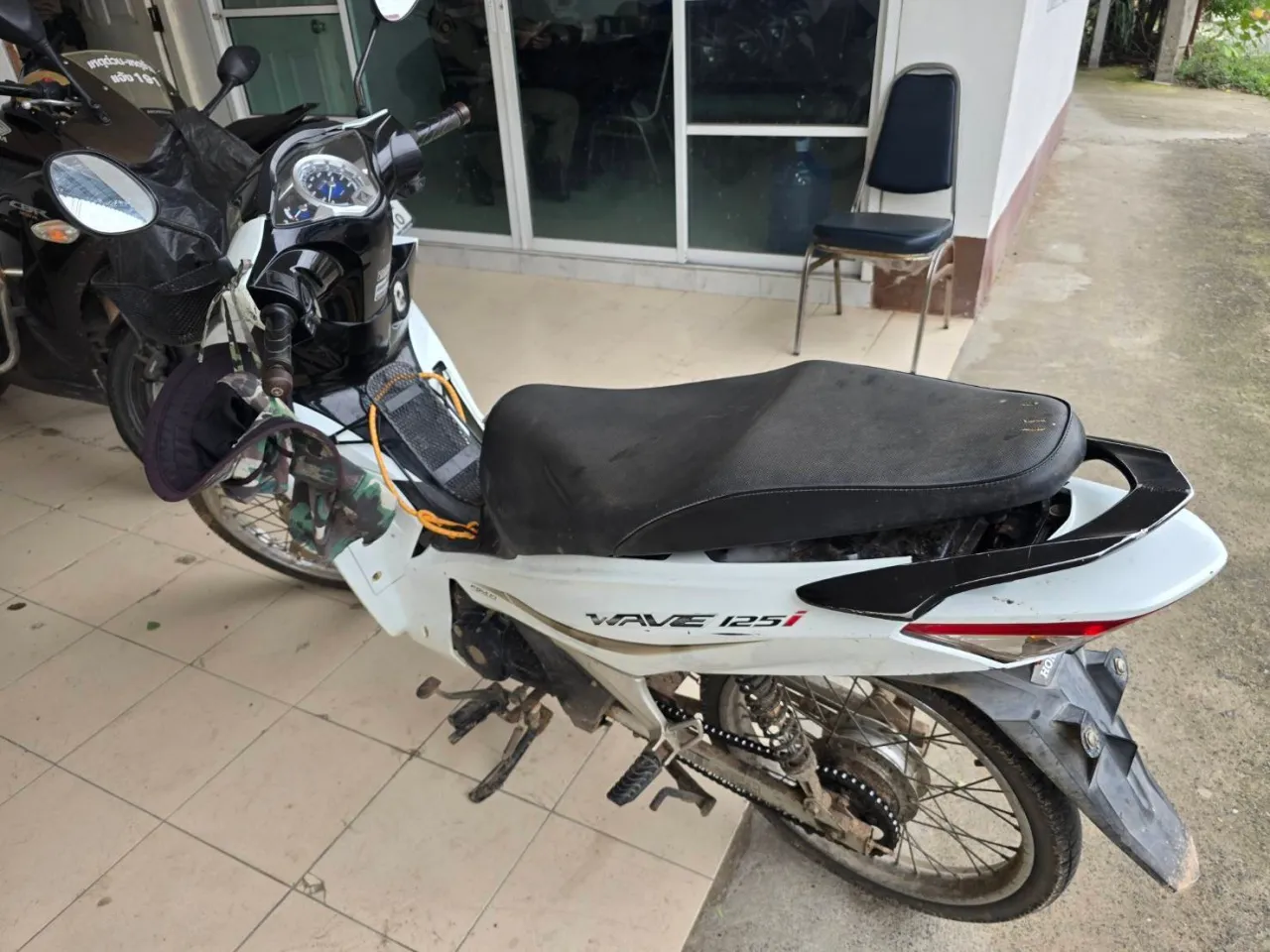 พ่อวัย 52 ถือมีดบุกโรงเรียน หวังพาลูกชายไปอยู่ด้วย ครู-เด็กหนีกระเจิง 4 ถือมีดบุกโรงเรียน