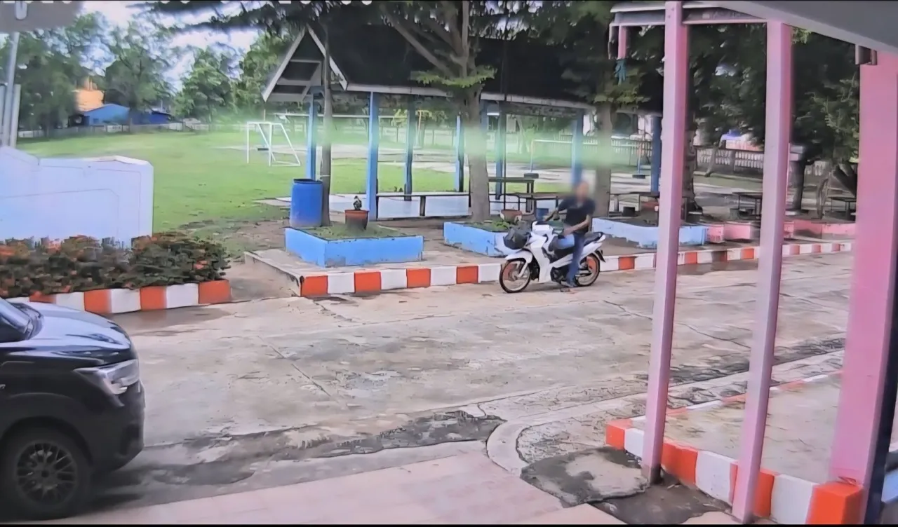 พ่อวัย 52 ถือมีดบุกโรงเรียน หวังพาลูกชายไปอยู่ด้วย ครู-เด็กหนีกระเจิง 3 ถือมีดบุกโรงเรียน