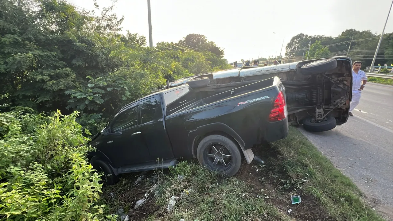 กระบะเสียหลักชนท้ายรถรับ-ส่งนักเรียนพลิกคว่ำ เด็กบาดเจ็บหลายราย 6 กระบะเสียหลัก