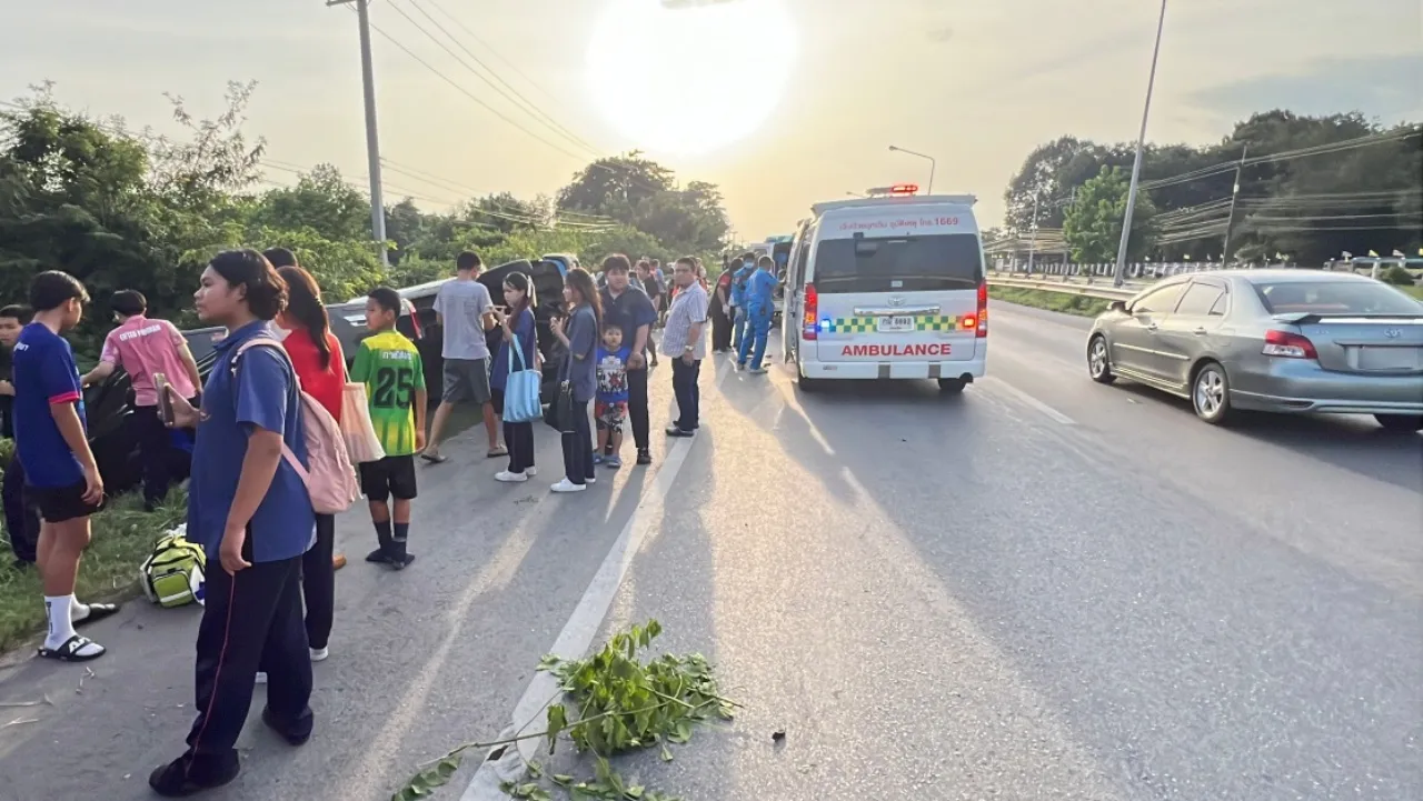 กระบะเสียหลักชนท้ายรถรับ-ส่งนักเรียนพลิกคว่ำ เด็กบาดเจ็บหลายราย 3 กระบะเสียหลัก