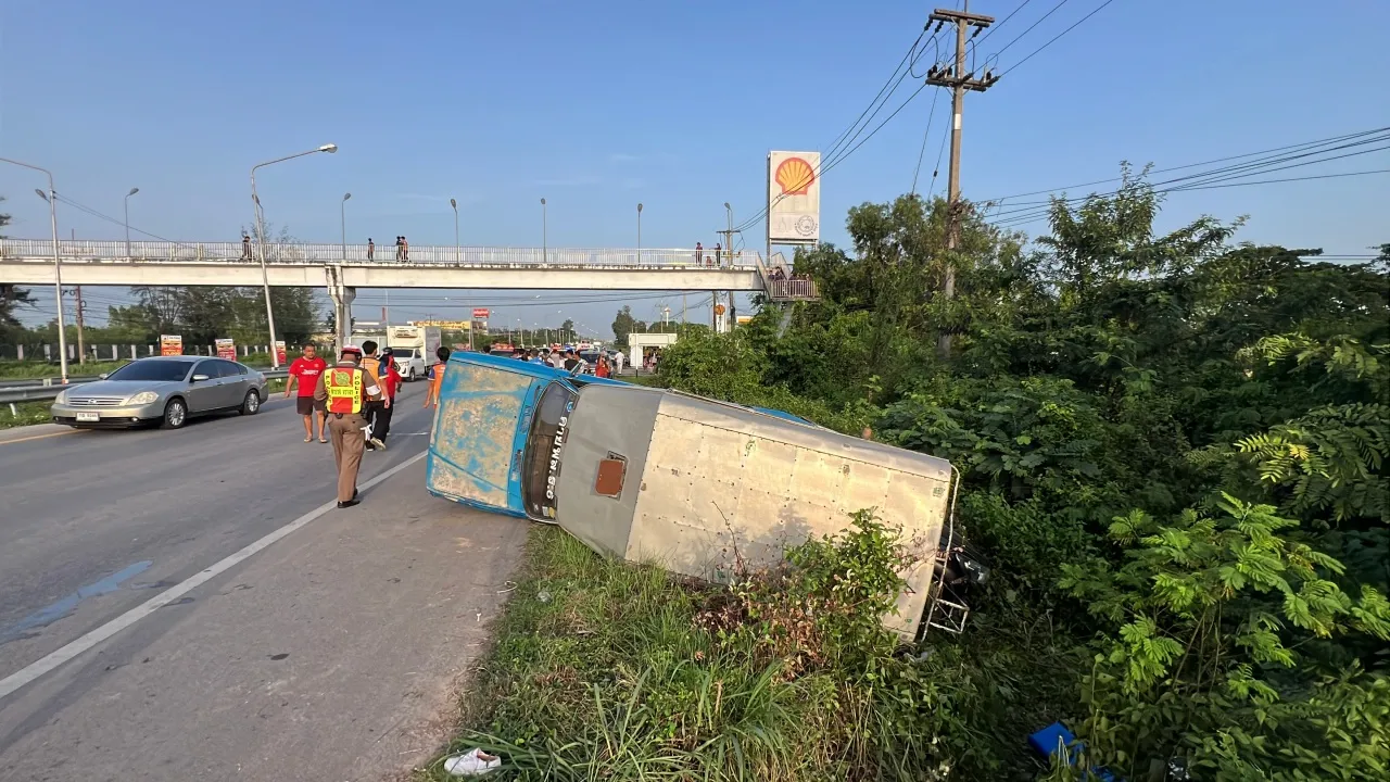 กระบะเสียหลักชนท้ายรถรับ-ส่งนักเรียนพลิกคว่ำ เด็กบาดเจ็บหลายราย 5 กระบะเสียหลัก