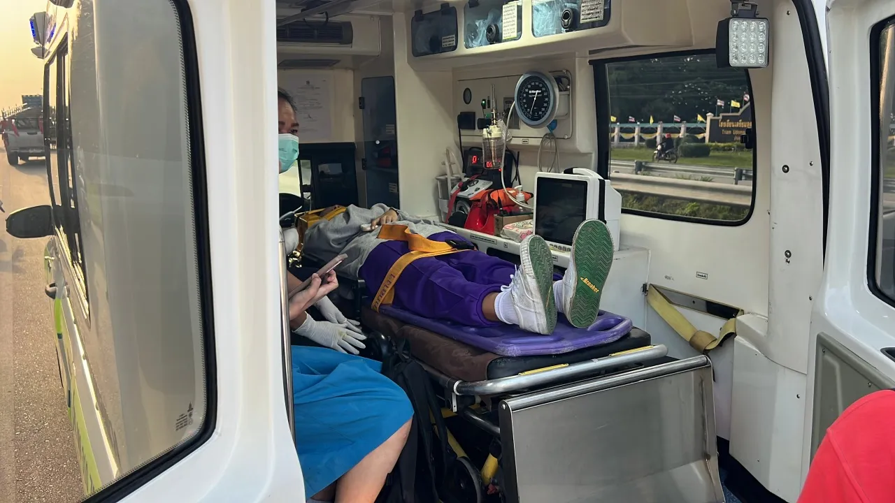 กระบะเสียหลักชนท้ายรถรับ-ส่งนักเรียนพลิกคว่ำ เด็กบาดเจ็บหลายราย 4 กระบะเสียหลัก