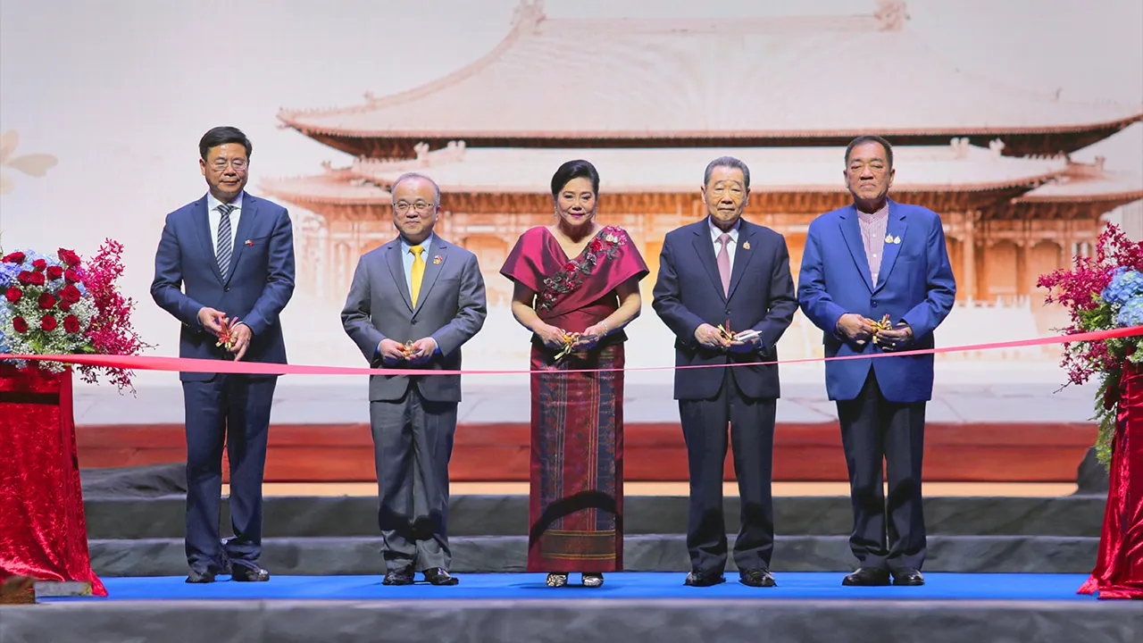 อุปรากรจีน ธนินท์ เจียรวนนท์, ดร.ลาลีวรรณ กาญจนจารี, อู๋ จื้ออู่, เฉิน ทาว และดร.พจน์ อร่ามวัฒนานนท์ เปิดการแสดง “มหาอุปรากร สะท้านปฐพี” รอบปฐมทัศน์ เพื่อฉลองในโอกาสครบรอบ 50 ปี ความสัมพันธ์ทางการทูตไทย-จีน จัดถึง 16 ก.ค. ที่ไอคอนสยาม วันก่อน.