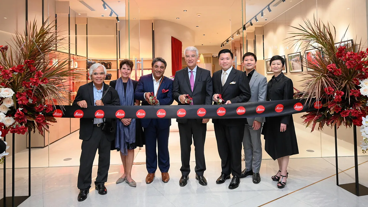 กล้องไลก้า ดร.แอ็นสท์ ว็อล์ฟกัง ไรเชิล, สุนิล คาวล์ และ ธนสิทธิ์ เธียรกาญจนวงศ์ เปิด “Leica Store Siam Paragon” ตอบโจทย์ทุกไลฟ์สไตล์ของเหล่าไลก้าเลิฟเวอร์ โดยมี ณริสาห์ วิวัฒนกิจเจริญ, ชิตชัย เธียรกาญจนวงศ์ และ นิค อุต มาร่วมงานด้วย ที่สยามพารากอน วันก่อน.