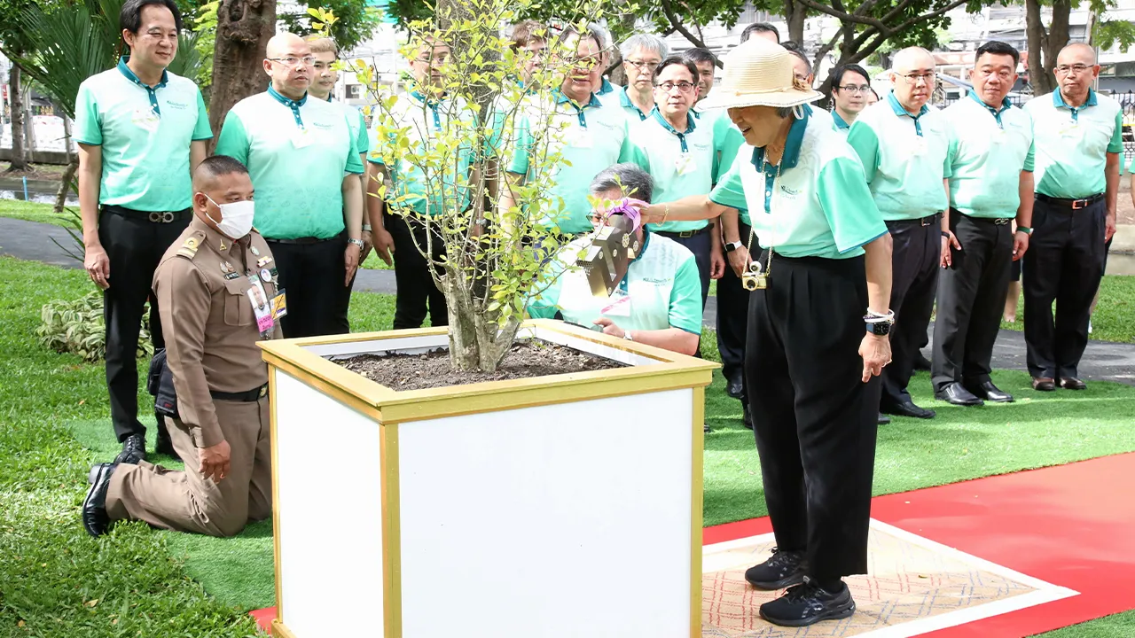 สมเด็จพระกนิษฐาธิราชเจ้า กรมสมเด็จพระเทพรัตนราชสุดาฯ สยามบรมราชกุมารี เสด็จฯไปทรงปลูกต้นไม้ร่วมกับนิสิตและบุคลากรคณะวนศาสตร์ เนื่องในเทศกาลวันเข้าพรรษา ณ มหาวิทยาลัยเกษตรศาสตร์ บางเขน เมื่อวันที่ 11 กรกฎาคม.