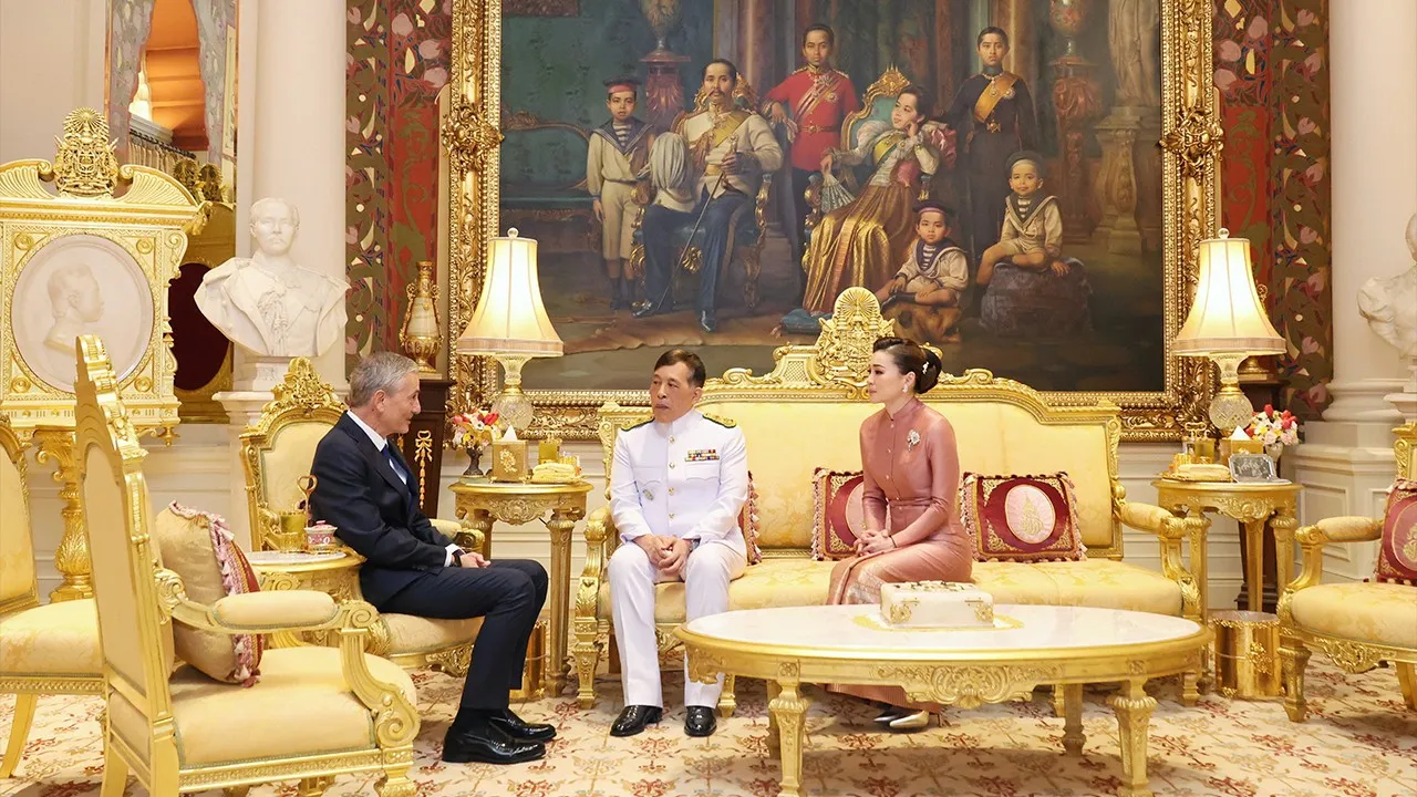 พระบาทสมเด็จพระเจ้าอยู่หัว และ สมเด็จพระนางเจ้าฯ พระบรมราชินี เสด็จออก ณ พระที่นั่งอัมพรสถาน พระราชทานพระบรมราชวโรกาสให้ ฟีโวส กีออร์กีโอส อังเกเลโตส เอกอัครราชทูตสาธารณรัฐเฮลเลนิก  เฝ้าฯ  กราบบังคมทูลลา  ในโอกาสจะพ้นจากหน้าที่เอกอัครราชทูตสาธารณรัฐเฮลเลนิกประจำประเทศไทย   เมื่อวันก่อน.
