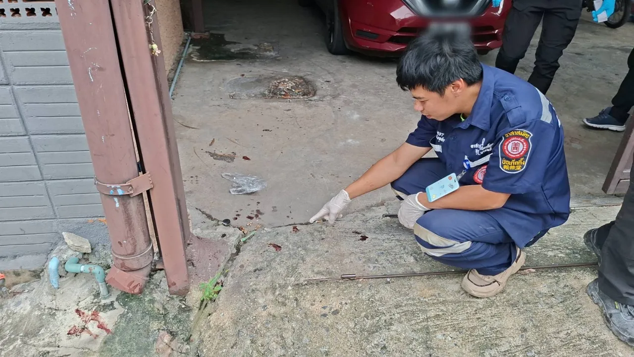 พบศพทารกในถังขยะ ซอยจรัญ 71 ยังมีสายสะดือ คราบเลือดหยดเป็นทาง 3 พบศพทารก