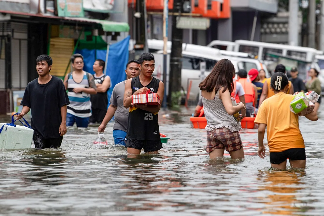 ฝนมรสุมซ้ำฟิลิปปินส์ ทำกรุงมะนิลาจมน้ำ ปชช.อพยพนับหมื่น