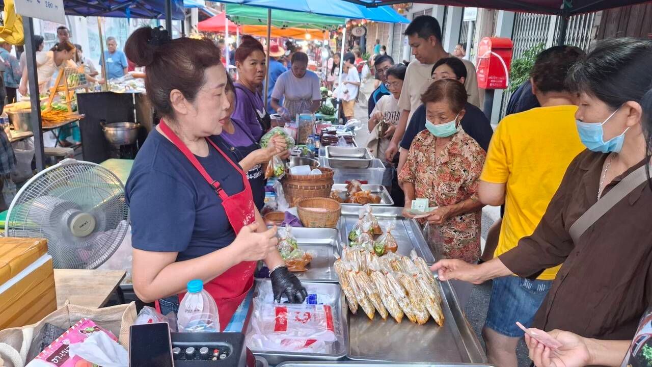 ณภัทร มหาชัยวงษ์ หรือ คุณอ้อ เจ้าของร้านหมูสะเต๊ะคุณอ้อ 