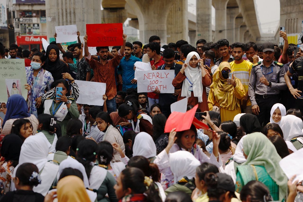 กลุ่มนักเรียนนักศึกษารวมตัวประท้วงในกรุงธากา