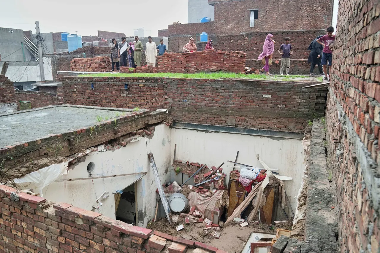 หลังคาบ้านหลังหนึ่งในเมืองลาฮอร์ พังถล่มหลังจากฝนตกหนัก